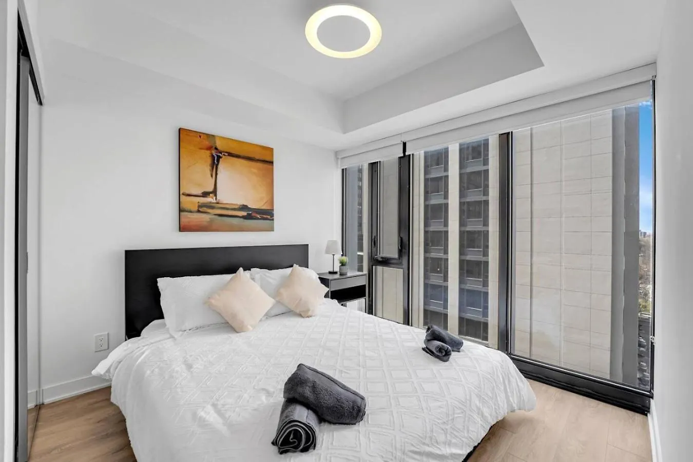 Cozy Condo Near Restaurant Ttc