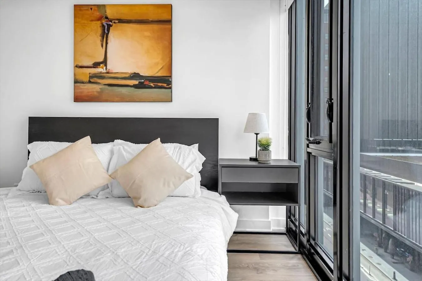 Cozy Condo Near Restaurant Ttc